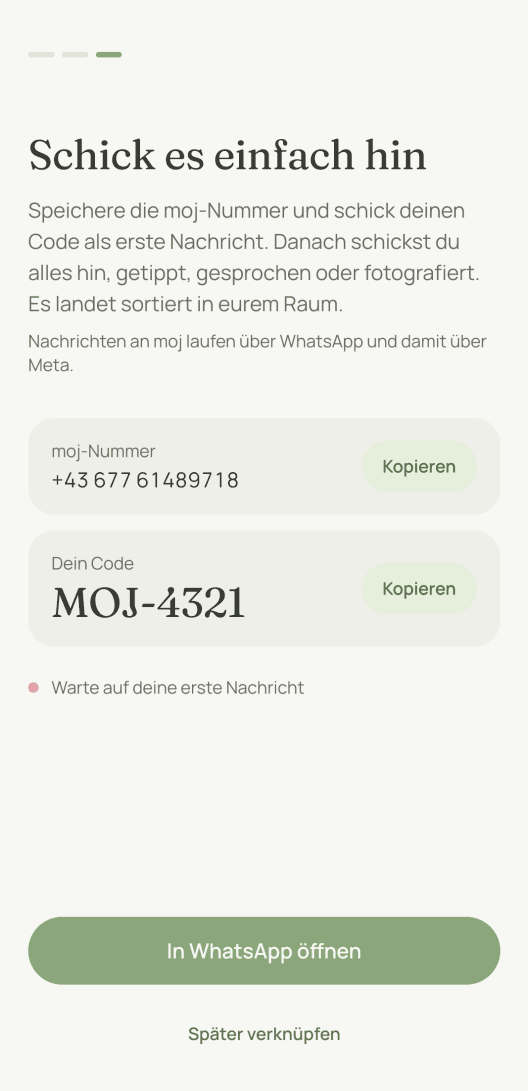 Der Bildschirm zum Verknüpfen. Er zeigt die moj-Nummer, darunter einen Code der Form MOJ-1374 zum Kopieren, und den Satz, dass Nachrichten an moj über WhatsApp und damit über Meta laufen.